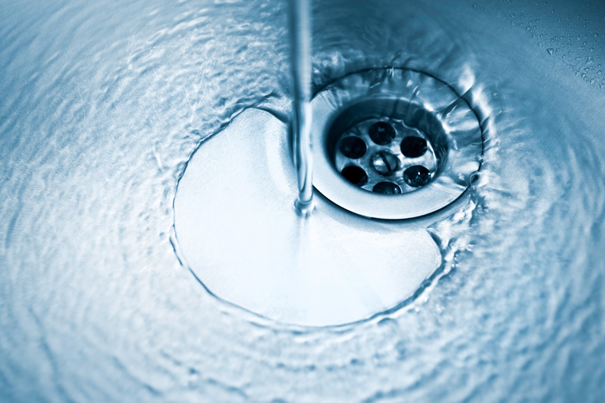 schweco Rohrsysteme – Trinkwasserrohre Fließendes Trinkwasser in einem Edelstahlwaschbecken